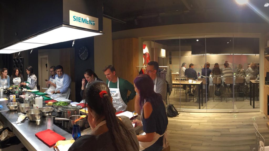 Se trata de una oportunidad para seguir difundiendo el espíritu de La Zarola que consiste en vivir una experiencia gastronómica con un elemento central: la cocina. Desde ahora, no solo disponemos de un lugar de referencia para los amantes de cultura culinaria en todas sus versiones, sino de dos. Dos espacios en los que seguir aprendiendo de la gastronomía tanto de nuestro país como de la gastronomía internacional. Dos espacios en los que poder seguir celebrando despedidas de soltera, cooking party o team building y dos espacios en los que, en definitiva, seguir disfrutando de nuestra pasión.