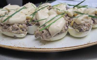 Receta de huevos marmolados con tapenade y anchoas