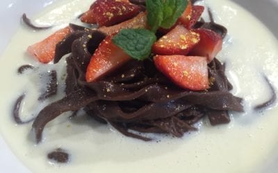 Tagliatelle de cacao con fresas y sopa fría de chocolate blanco