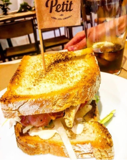 sándwiches, Le petit comité