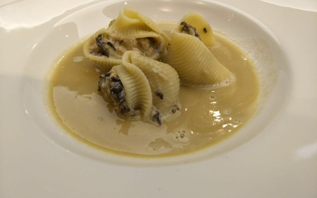 Receta de galets rellenos de rape y boletus con sopa de foie