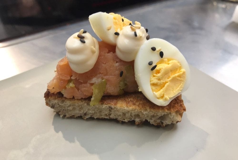 tostada de salmón ahumado
