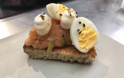 Receta de tostada con tartar de salmón ahumado y mahonesa de jengibre