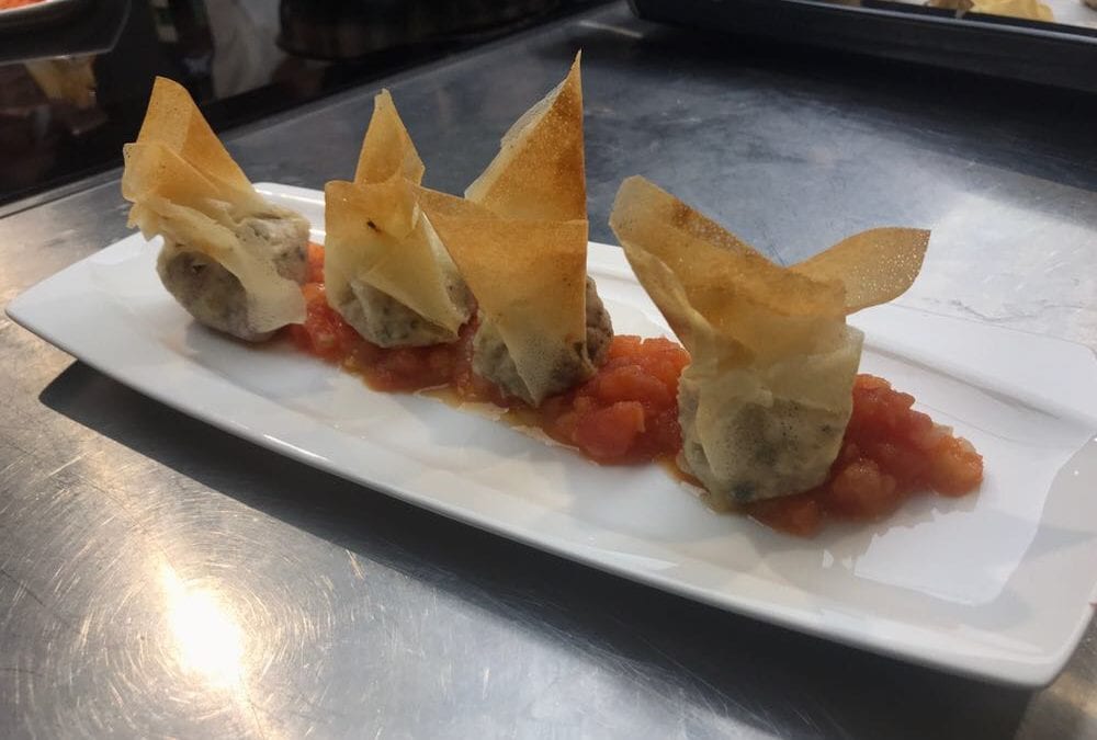 Receta de saquitos de setas y longaniza sobre tomate casse