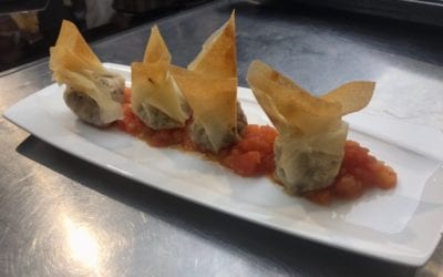 Receta de saquitos de setas y longaniza sobre tomate casse