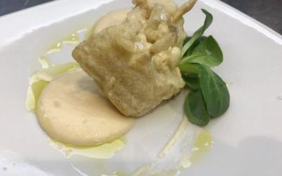 Deliciosa receta de cardo con almejas en tempura y crema de judías blancas