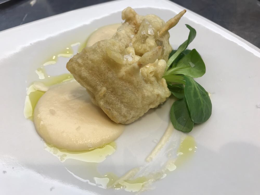Receta de cardo con almejas en tempura y crema de judias blancas