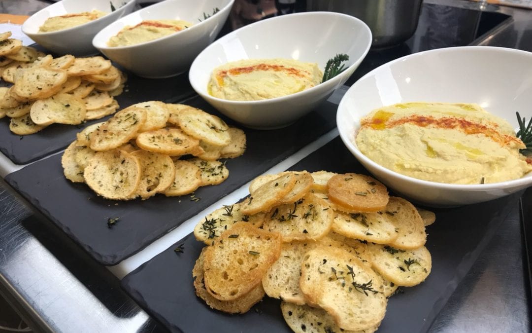 Receta de hummus con tostadas de hierbas aromáticas