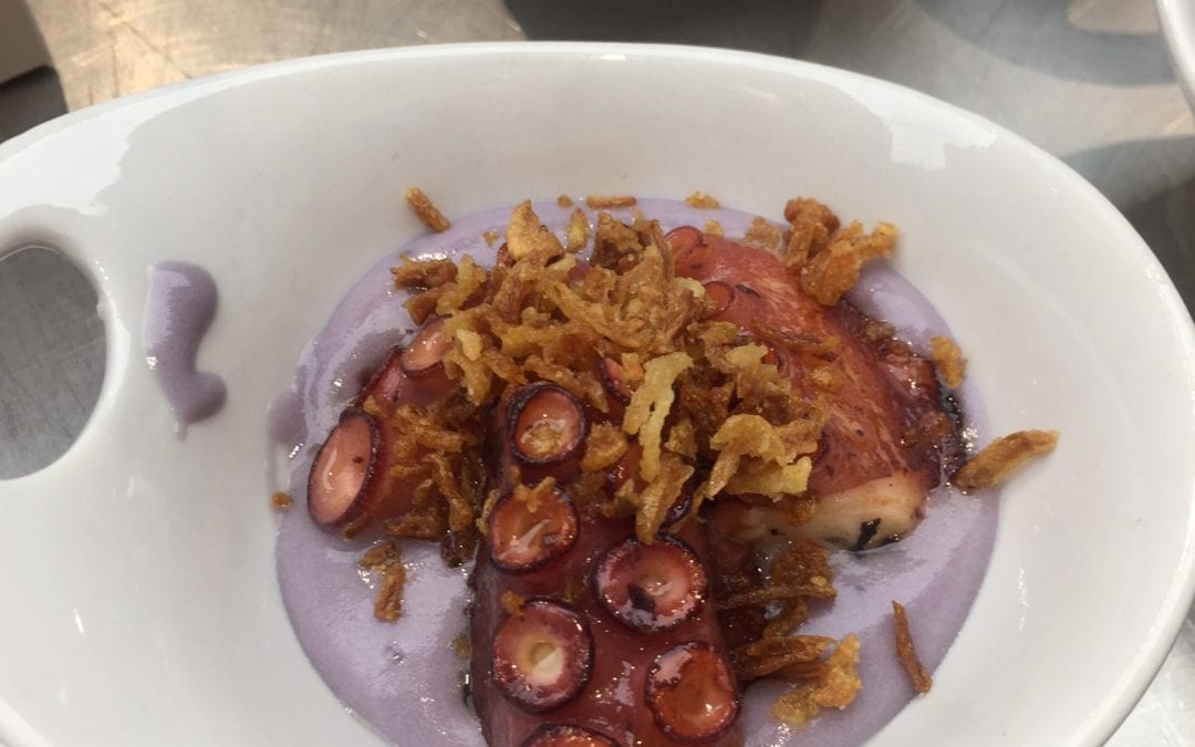 Receta de pulpo salteado con puré de patata violeta y cebolla crujiente