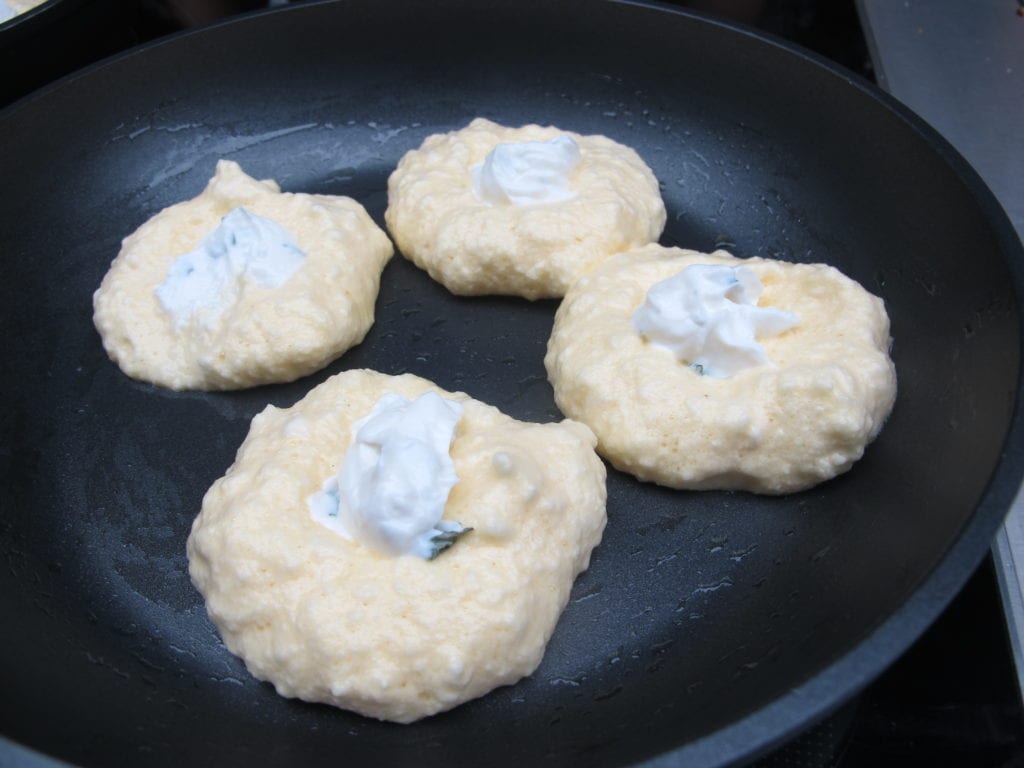 Tortilla etérea de queso y albahaca