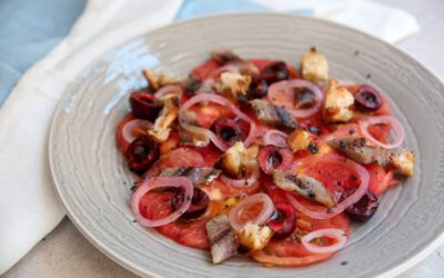 Receta: Ensalada de tomate rosa de Barbastro con sardina rancia, cerezas y encurtido casero