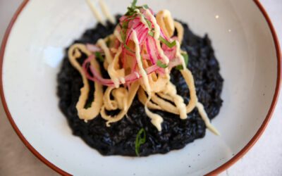Receta: Arroz meloso de tinta con calamares a la andaluza y alioli de lima