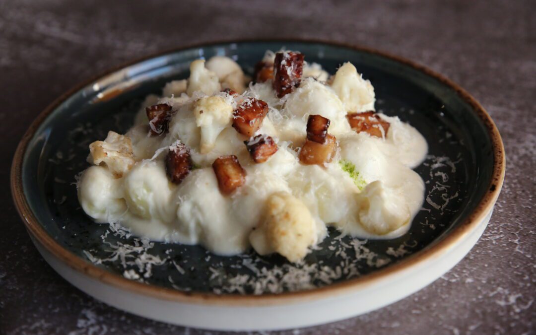Receta: Ñoquis con carbonara de coliflor, tocino  y pesto