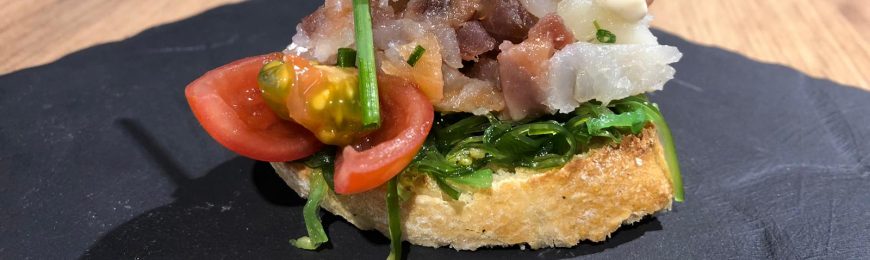 Receta navideña de tartar de ahumados y wakame