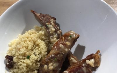 Receta de churrasquitos con cuscús de jengibre y pasas con salsa de almendras
