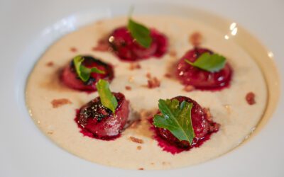 Puré de cebolla de Fuentes con longaniza de Graus y reducción de vino tinto