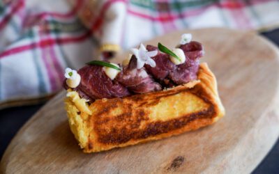 Brioche roll con roast beef, salsa de ciruela y mahonesa de pera asada