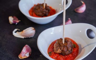 Chupa chups de Ternasco de Aragón con salsa de tomate y albahaca
