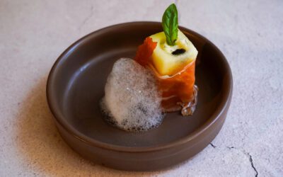 Brocheta de melón, jamón, queso gorgonzola y albahaca con reducción de vinagre de Módena