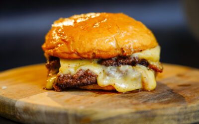 Smash burger de ternera con queso cheddar