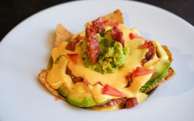 Nachos con longaniza y queso cheddar