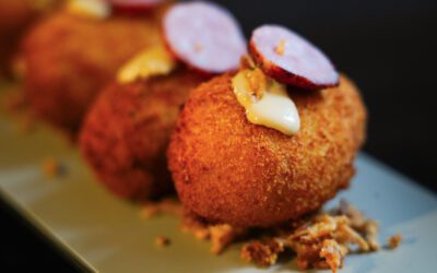 Croquetas de longaniza de Graus con mahonesa de ajo negro
