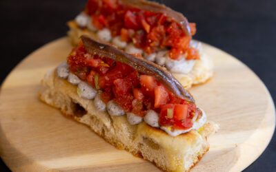 Recetas: Tosta de tartar de tomate rosa y anchoa