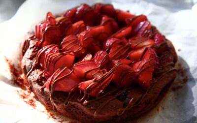 Brownie de chocolate negro y fresas