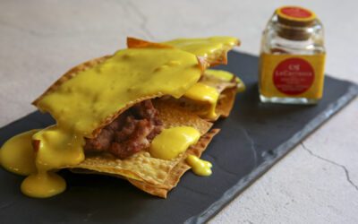 Receta: Milhojas crujientes de longaniza con bechamel al azafrán
