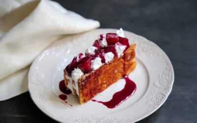 Receta: Milhojas de hojaldre caramelizado, merengue y melocotón de Calanda al vino tinto