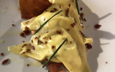 Receta de ravioli de requesón y albahaca con tartar de tomate y jamón crujiente