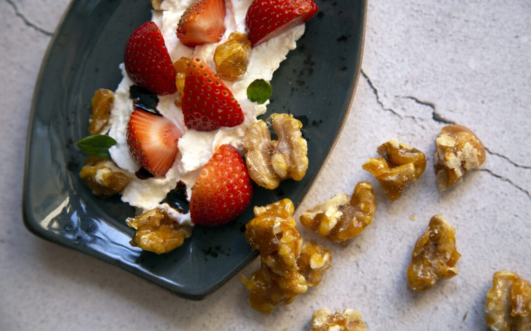 Receta: Fresas maceradas con crema de romero y nueces garrapiñadas
