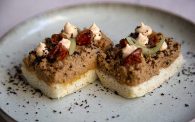 Receta: Tosta de sardinas, aceitunas y tomate seco de Aragón