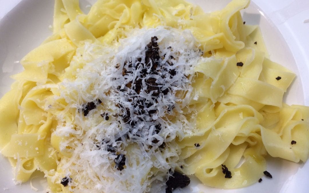 Receta de pasta fresca con yema trufada y parmesano