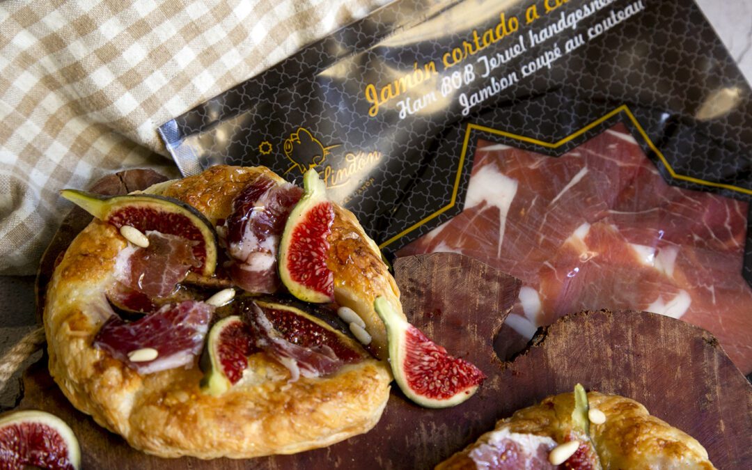 Receta: Mini pizzetas de hojaldre con higos, jamón ibérico y miel