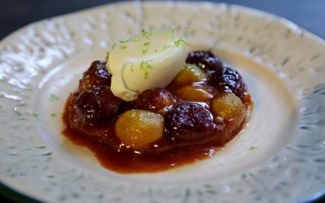 Recetas: Tarta tatín de uvas glaseadas con crema diplomática
