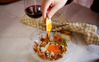 Receta: Crema de hinojo con crujientes de alcachofa, jamón y yema curada