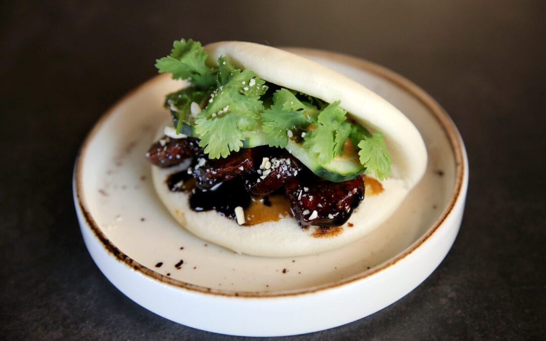 Receta: Pan bao con panceta glaseada y encurtido