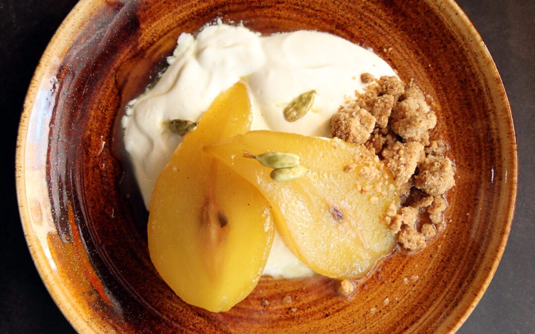Receta: Peras al chantilly de cardamomo y crumble de frutos secos