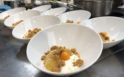 Crumble de pera asada con nata de cardamomo