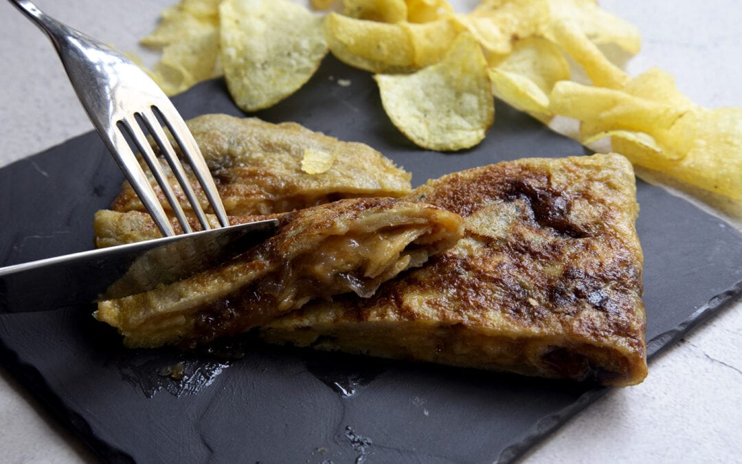 Receta: Tortilla de patatas San Nicasio con cebolla caramelizada trufada