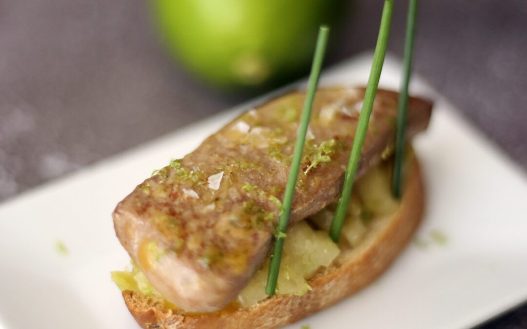 Receta: Tosta de foie y manzana asada con lima