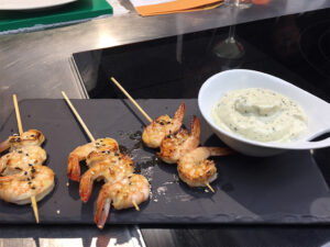 brocheta-de-langostino-con-mantequilla-de-coliflor