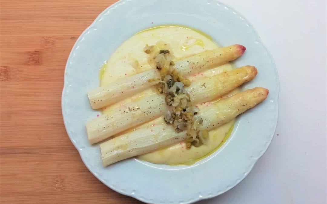 RECETA: Espárragos con puré de patata a la mostaza y encurtidos