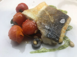 pescado-con-tomate-pinones-y-aceitunas