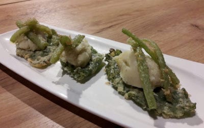 Receta de tempura de borraja sobre lecho de patata trufada