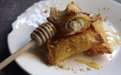Receta: Wonton frito con requesón, miel y nueces